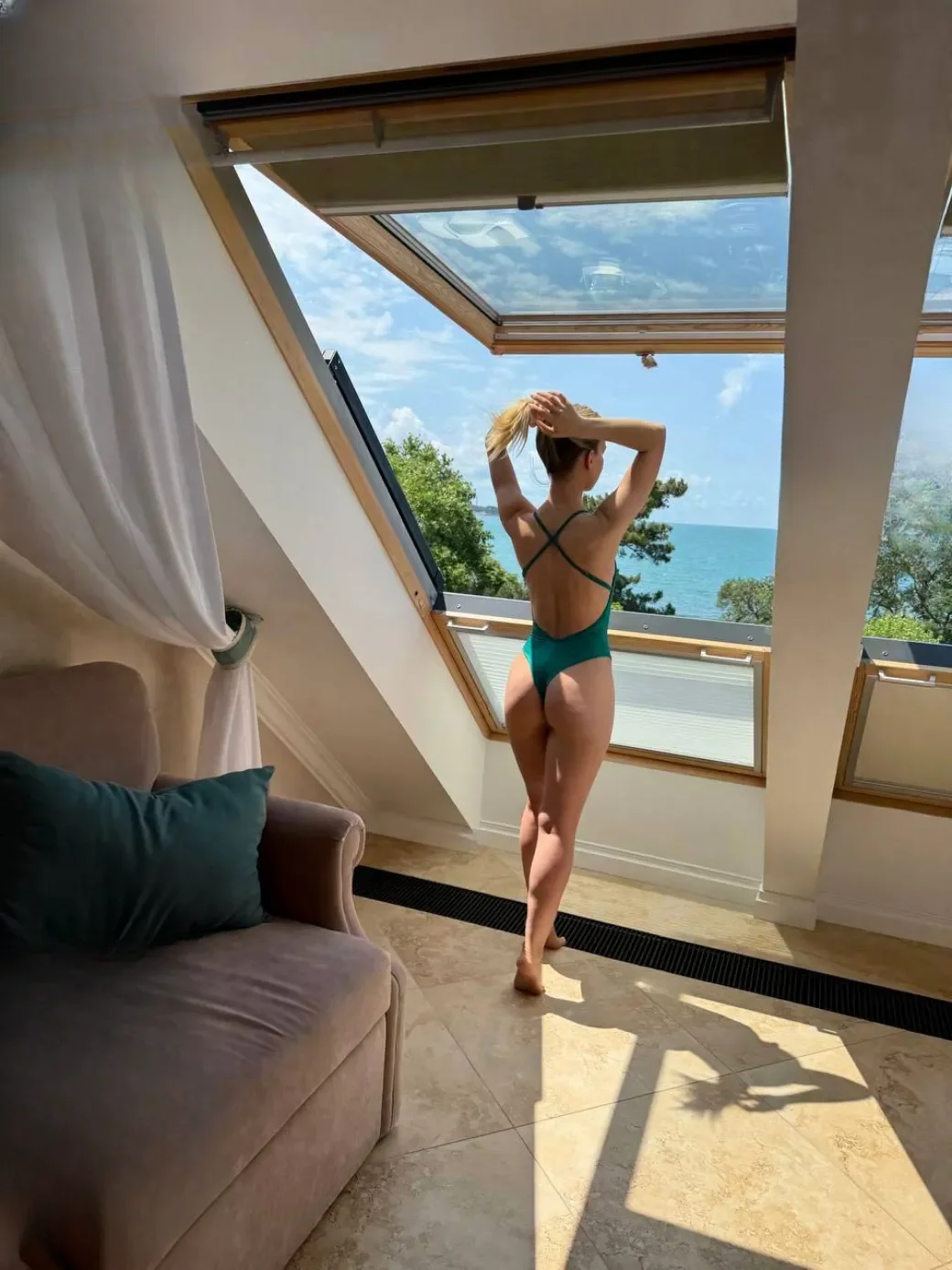Lara thumbnail 2